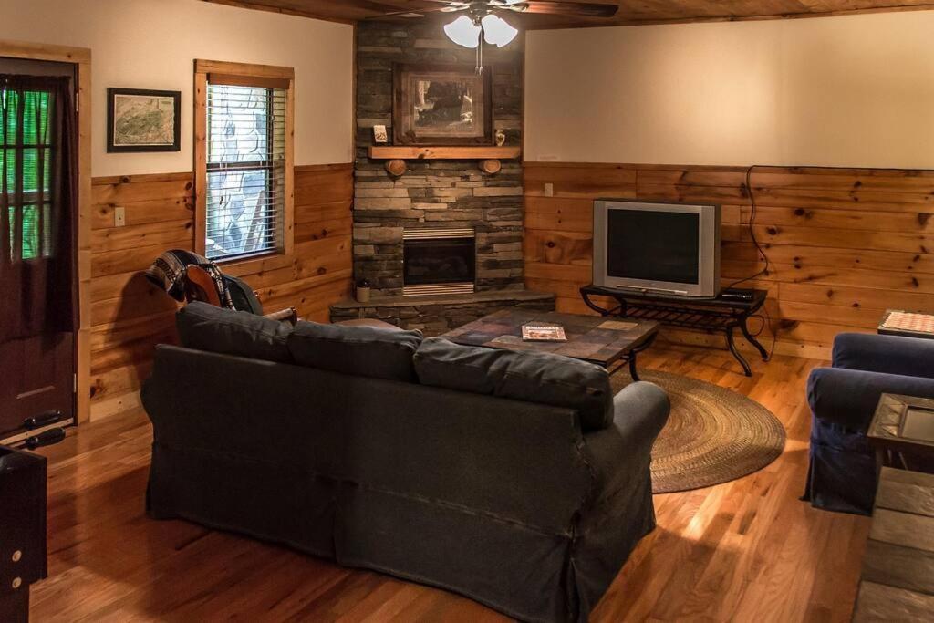 فيلا Holly Tree Hideaway - Semi Secluded Mtn Setting سيفيرفيل المظهر الخارجي الصورة